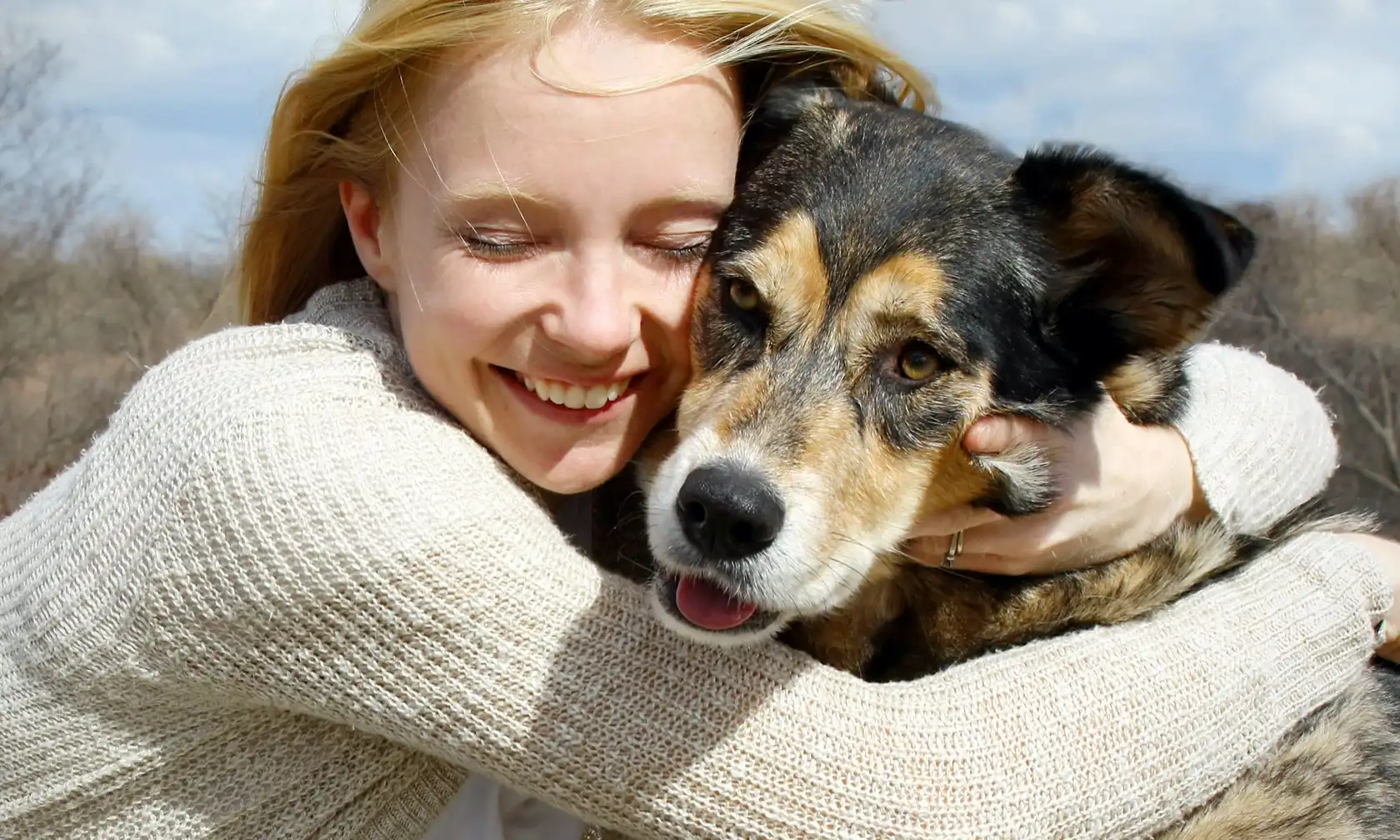 Une femme serre son chien dans ses bras